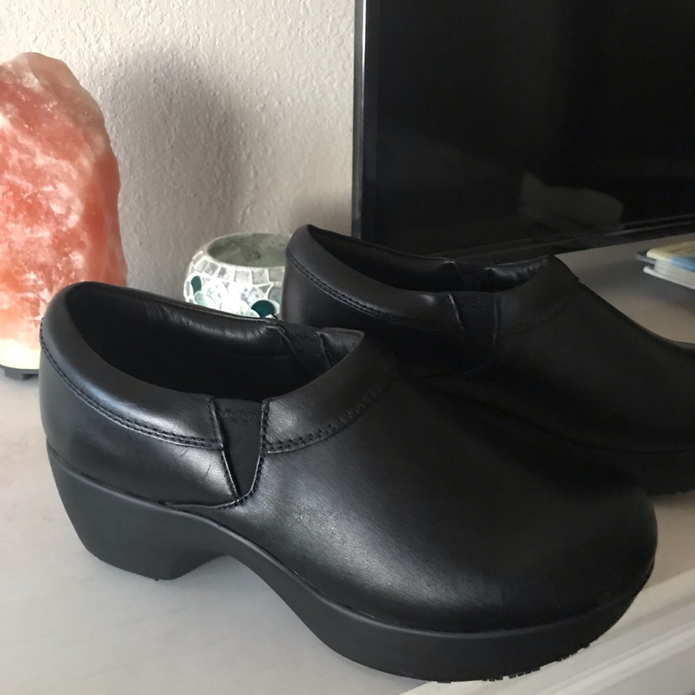 Slip resistant clogs